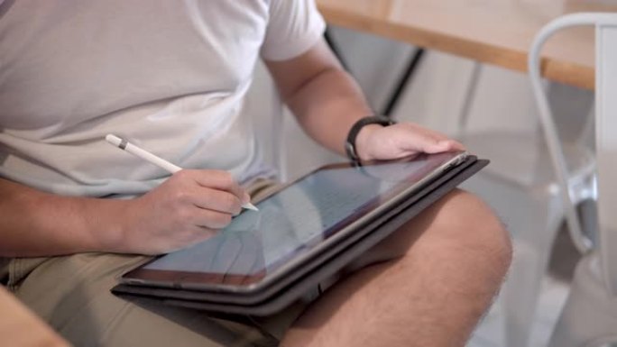 男人使用带平板电脑的数字铅笔。
