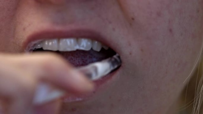 清洁牙齿时近距离观察女人的嘴和牙齿。