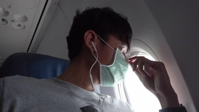 男子在冠状病毒流行期间乘飞机旅行