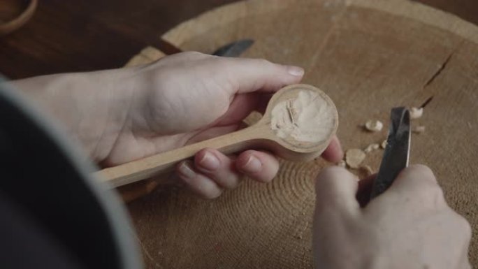 女木匠雕刻一块木头制作勺子特写