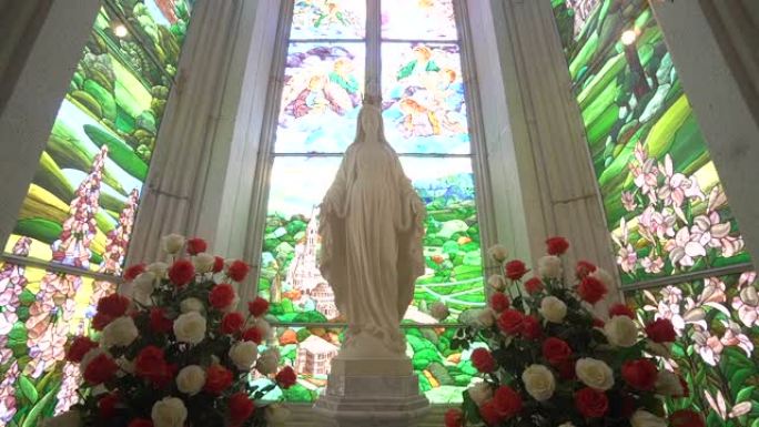 教堂内圣母玛利亚雕像的广角