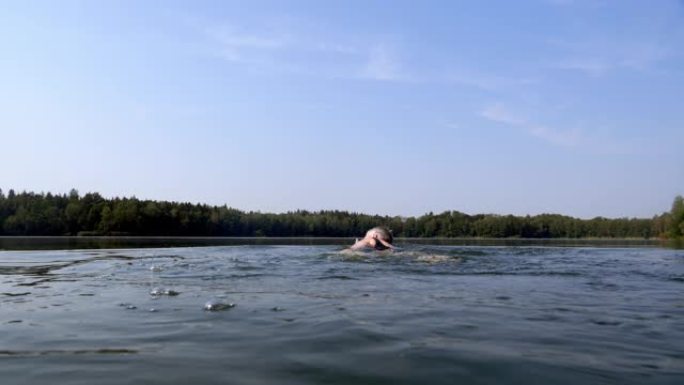 资深女子在湖中爬行