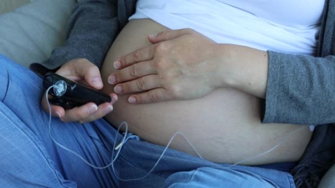 孕妇操作胰岛素泵。通过腹部引流给予胰岛素治疗现代糖尿病。
