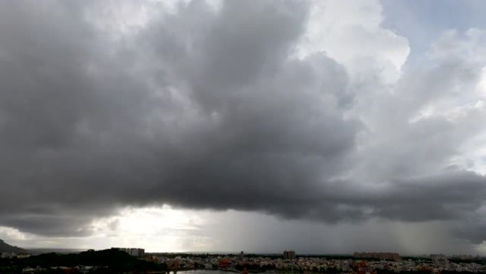 乌云密布，阴雨笼罩城市