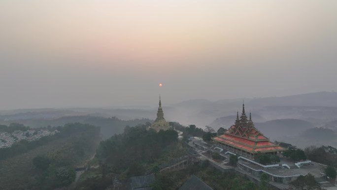 红太阳从塔尖升起