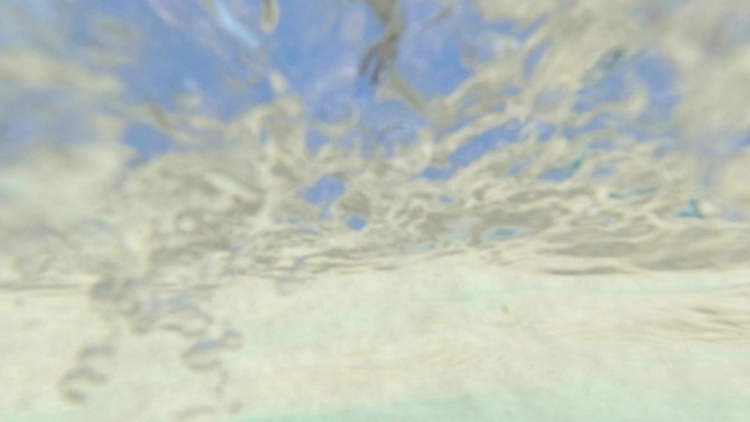 斯米兰岛沙滩海水的水下相机拍摄
