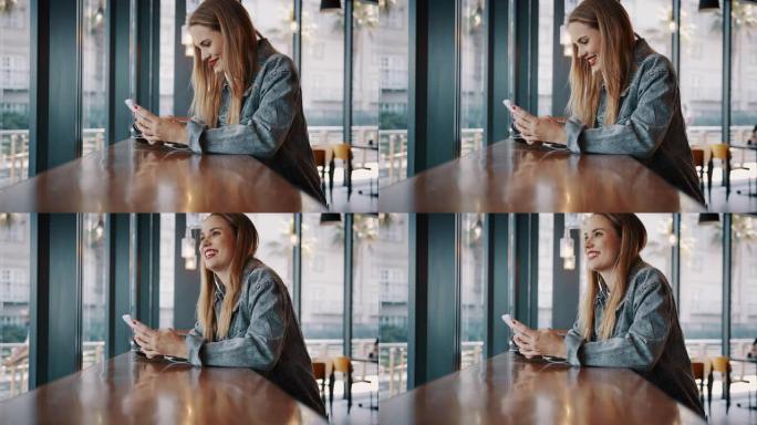 女人在咖啡馆里用手机微笑