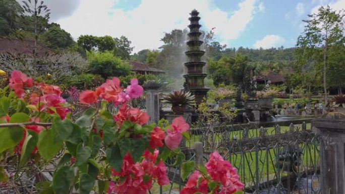 传统巴厘岛风格的喷泉。传统巴厘岛建筑，巴厘岛古老的喷泉。