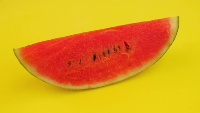 黄色背景上的新鲜成熟西瓜片。