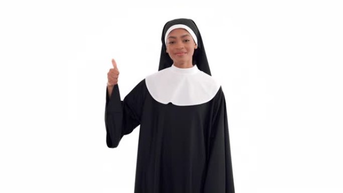 黑人修女的肖像看着相机，竖起大拇指。孤立在白色背景上