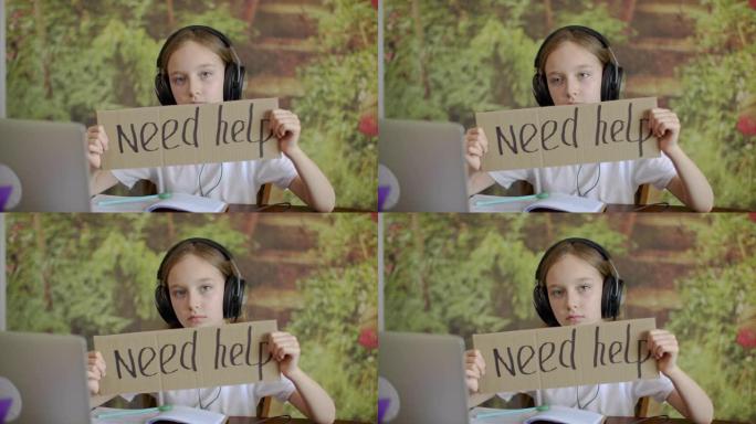 戴着耳机的悲伤少女手里拿着带有铭文的纸板平板电脑需要帮助。音乐耳机里不快乐的女孩显示字体需要帮助。
