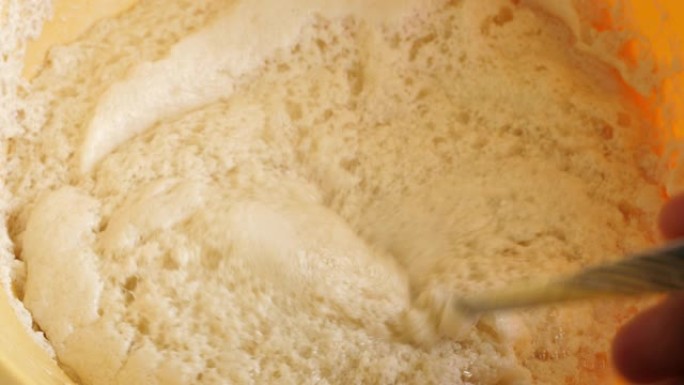 鲜奶酵母，糖和面粉的面团发酵酵