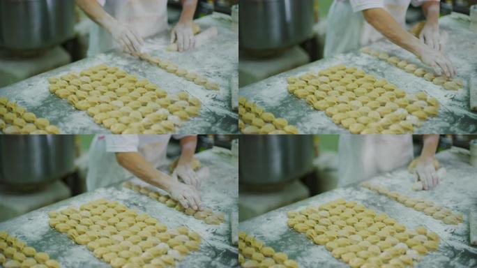 面包师在东马美里的一家专门生产不同月饼的饼干和饼干工厂组装月饼原料