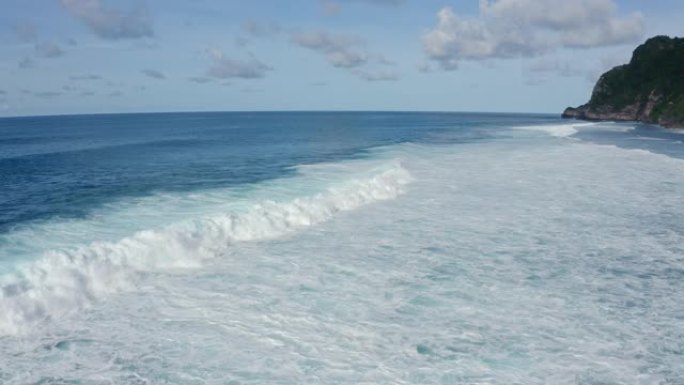 鸟瞰海洋，美丽的泡沫滚滚海浪，海滩上的山