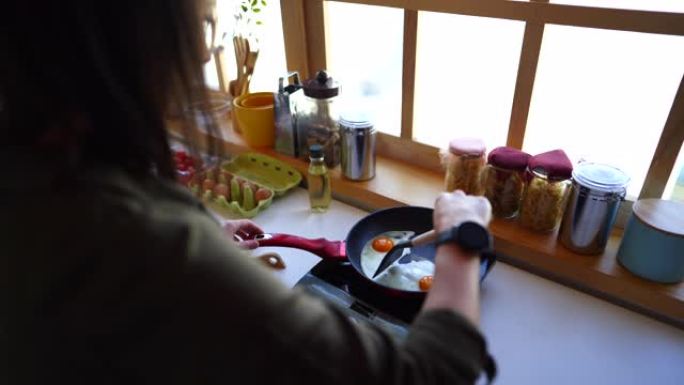 年轻女子煎鸡蛋年轻女子煎鸡蛋美食