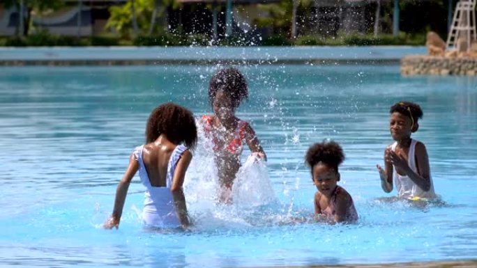 非洲孩子在水上公园度假时玩得开心