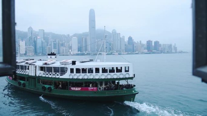 可看到香港天际线的渡轮离开码头
