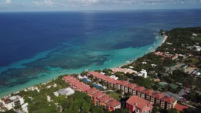 天堂的航拍镜头，以鼓励旅游业，潜水和自由潜水到加勒比海，原始的海滩，碧绿的水，珊瑚礁和海湾群岛罗坦的