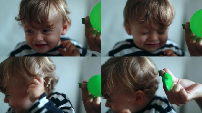 通过给一岁的孩子放气气球来戏弄婴儿