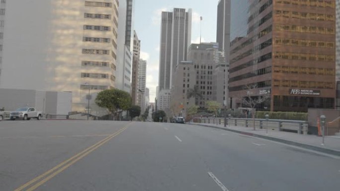 在加利福尼亚州洛杉矶的Covid19大流行期间，云台拍摄了穿过洛杉矶市中心的空荡荡的街道