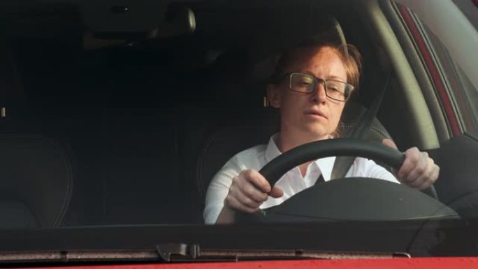 疲惫的女司机开车时睡着了