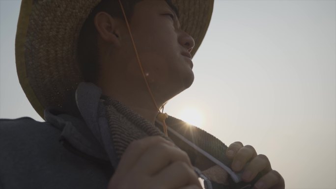 新农人擦汗水辛苦劳作头顶烈日戴草帽的男人