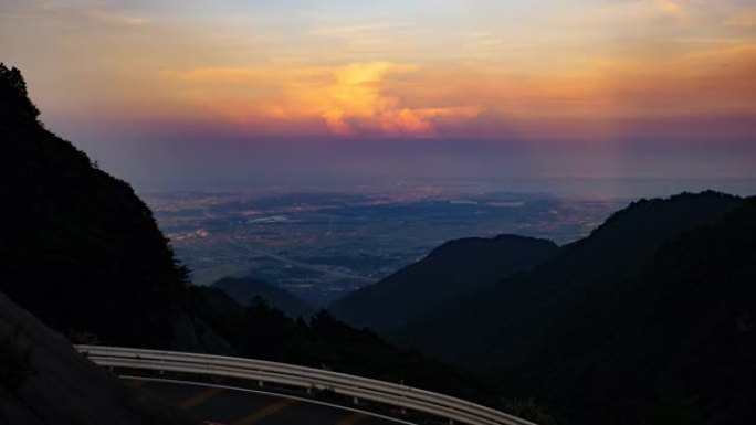 从Komono镇的Takehira Pass看到的夕阳照亮的积雨云的延时视频