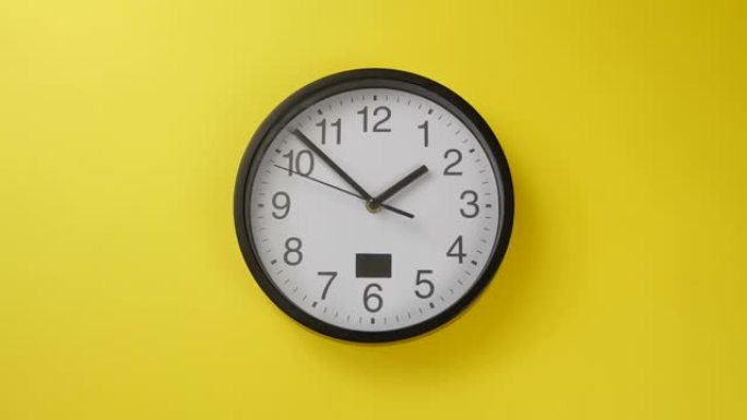 办公室时钟挂在黄色的墙上