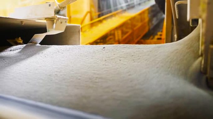 水泥粉的输送机加工。库存镜头。在工厂生产用于建筑材料的原材料添加剂