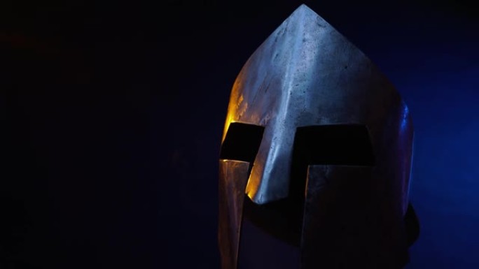 中世纪的金属头盔孤立在黑暗中。