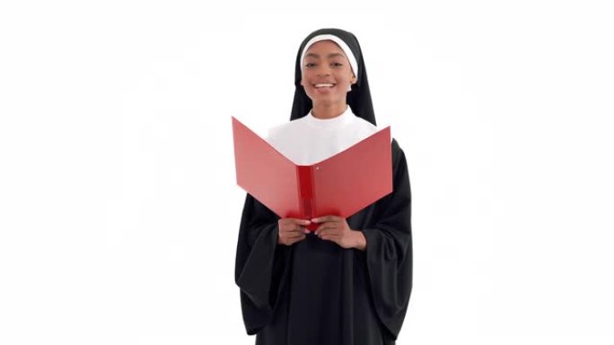 年轻开朗的非洲修女的肖像拿着带有乐谱和唱歌的红色文件夹。宗教概念。孤立在白色背景上