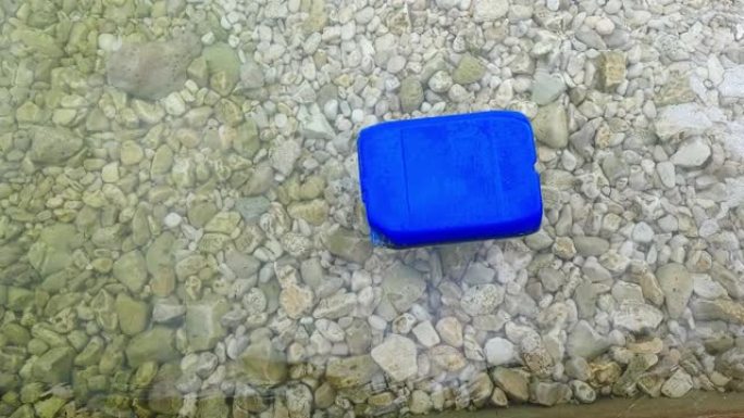 蓝色塑料罐漂浮在海里