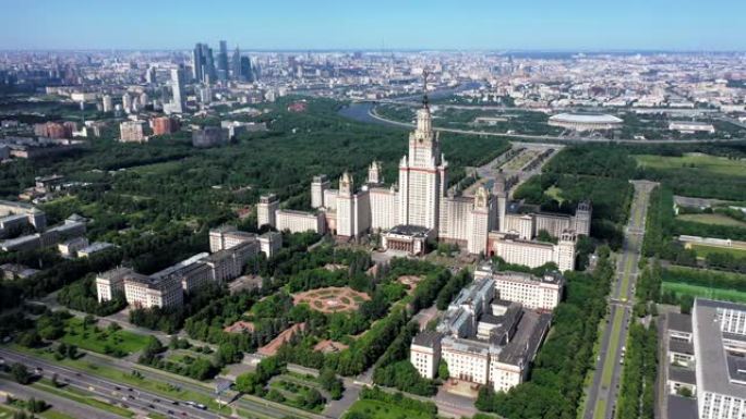 莫斯科国立大学在无人驾驶飞机的头顶上方，在兴趣点上缓慢着陆。最后特写视图。背景上的大城市和天际线。