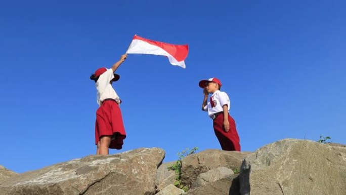 小学生举着印尼国旗