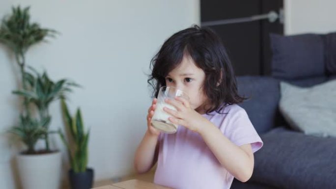 年轻女孩喝牛奶