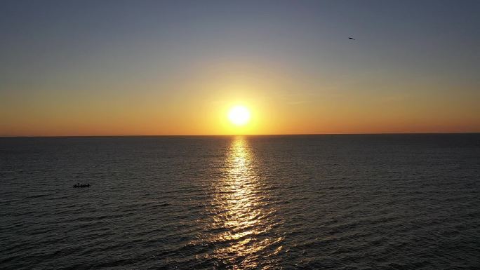早上航拍海边日出