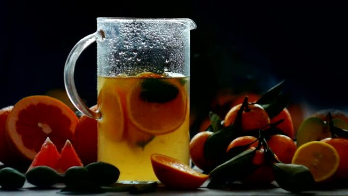水罐中的柑橘汁