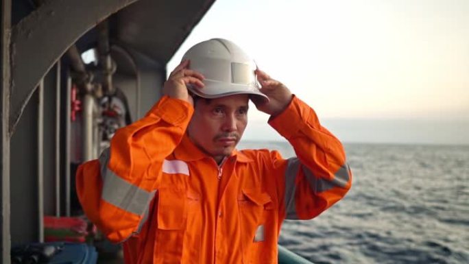 戴着个人防护装备的船只或船只甲板上的菲律宾甲板官员