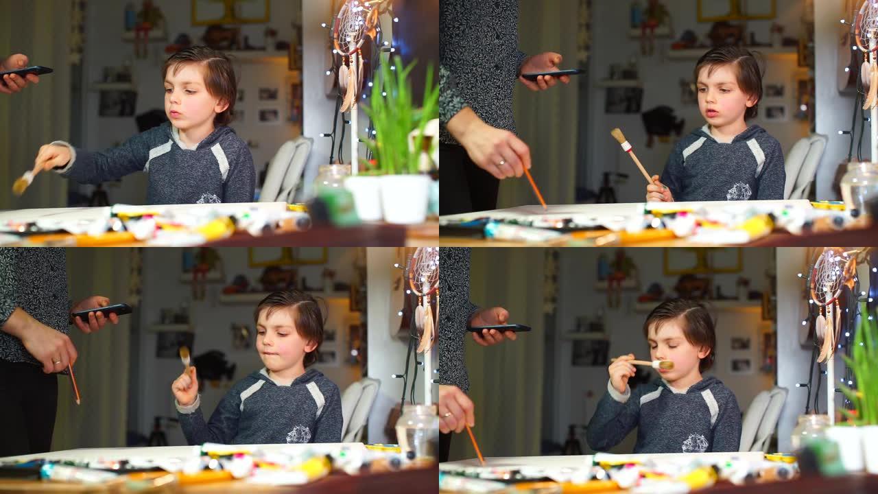 手握画笔的男孩在艺术创作过程中与妈妈交谈