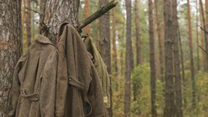 第二次世界大战时期苏联步兵红军士兵的大衣，挂在帐篷外面木头上的衣架上。二战时期。第二次世界大战期间苏