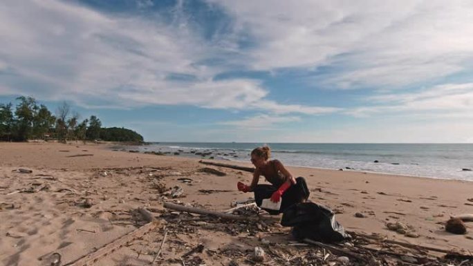 泰国热带海滩女性生态游客清洁垃圾
