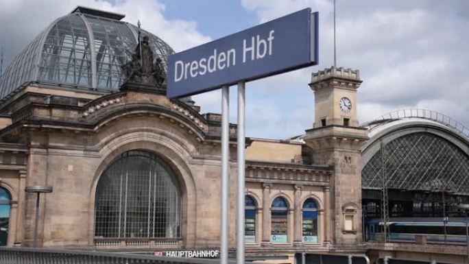 德累斯顿中央火车站的城市信息标志。多云的天空