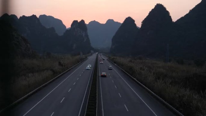 高速公路在夕阳中，中国桂林