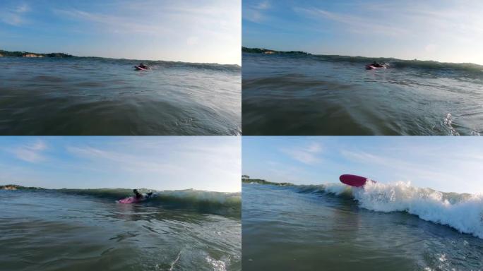 一名年轻女子新手冲浪者在试图捕捉海浪时失败了