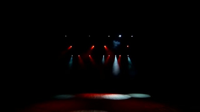 舞台背景下的音乐会，带有洋红色的灯光