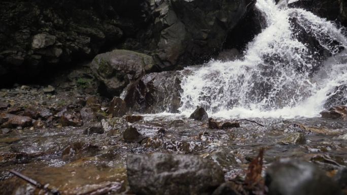 夏日山间溪流水清凉自然素材