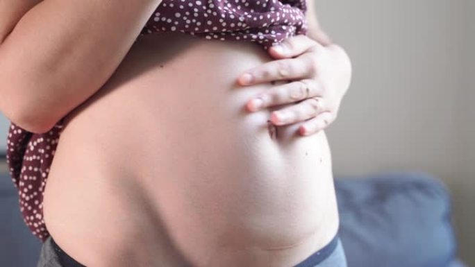 孕妇腹部有剖宫产疤痕。剖腹产后第二次妊娠