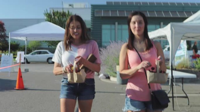 两个女性朋友一起享受农贸市场4k视频