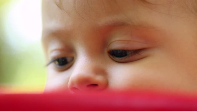 婴儿眼睛的特写镜头，环顾四周发现和探索世界