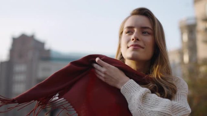 外面漂亮的女士拉直围巾。微笑的女孩脸环顾四周。